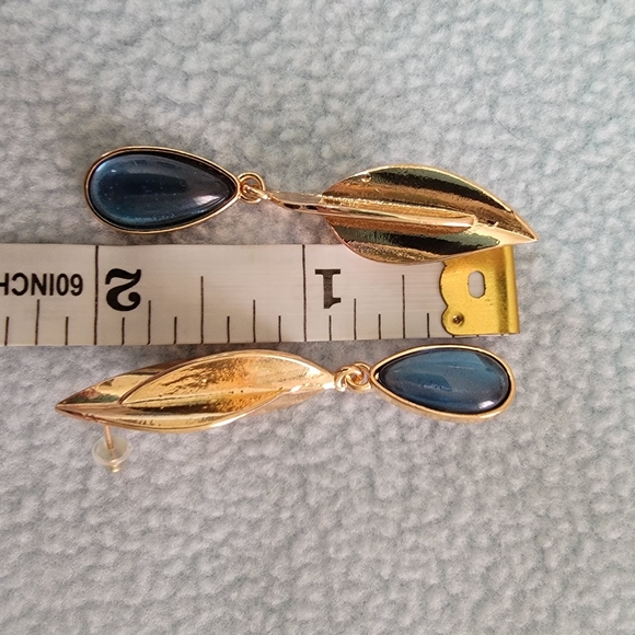 🆕️🚫🏷 Gold Tone Post Earrings 🆕️🚫🏷 - Picture 4 of 4